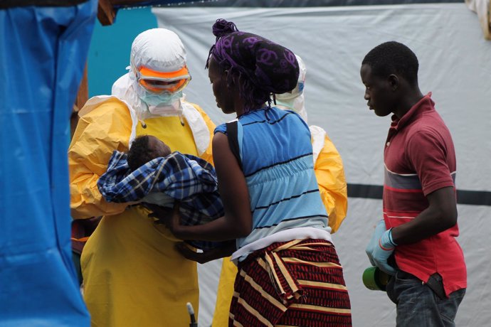 Mujer adopta a niño huérfano, cuya madre ha muerto por ébola
