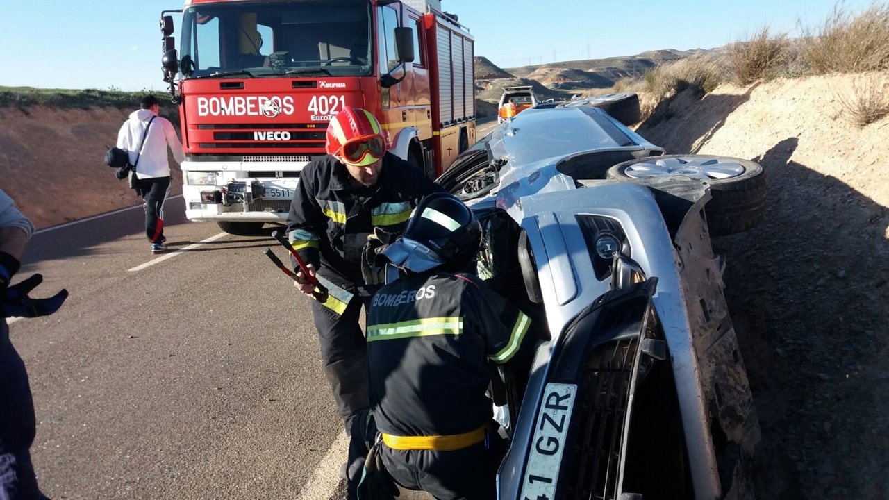 Bomberos de la DPZ excarcelan a un herido en accidente tráfico