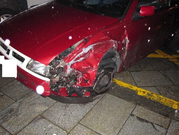 Uno de los vehículos tras el accidente en Pontedeume