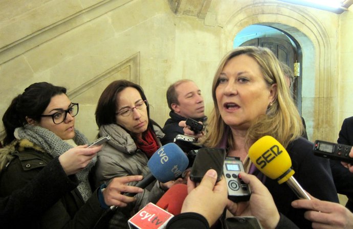 Pilar del Olmo atiende a los medios en Salamanca.