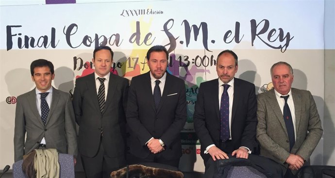 El alcalde, Óscar Puente (centro), en la presentación del evento. 