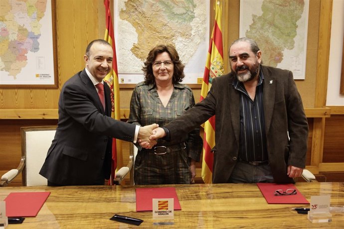 Marqueta, Broto y Giménez, tras firmar este acuerdo sobre el voluntariado