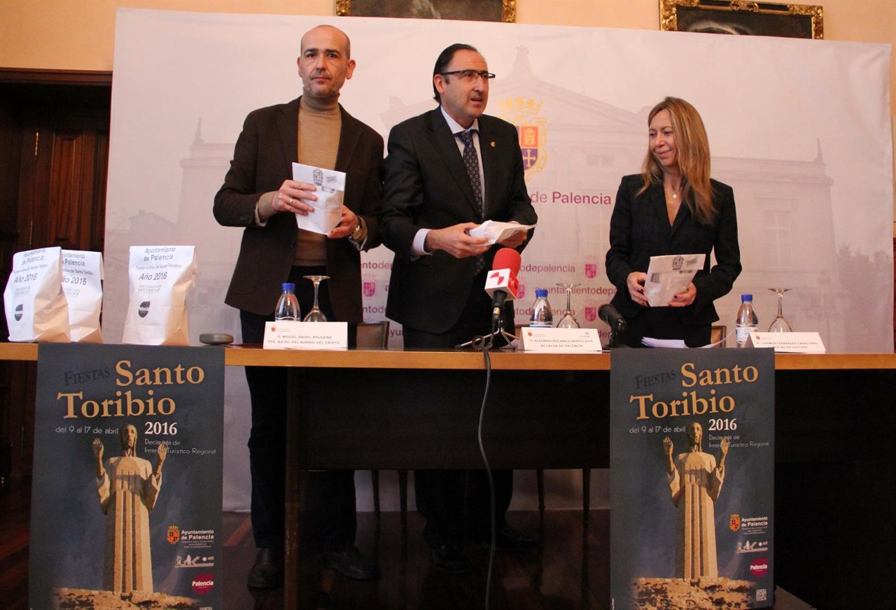 El alcalde (centro), en la presentación de Las Fiestas de Santo Toribio. 