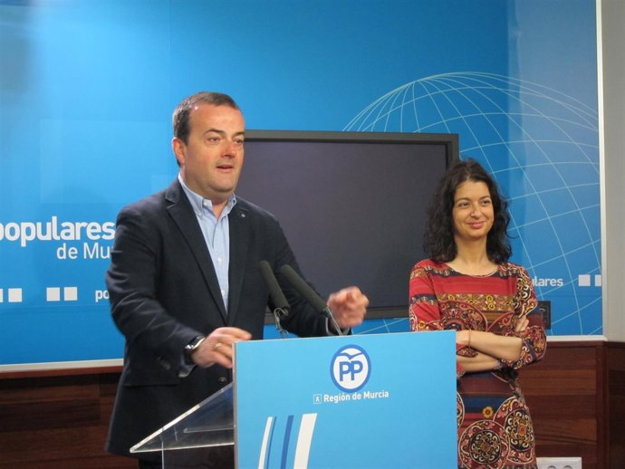 El portavoz del PP regional, Javier Iniesta, en la rueda de prensa