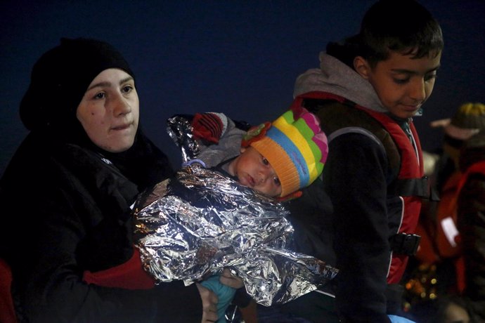 Una mujer inmigrante y su hijo desembarcan en Lesbos tras ser rescatados