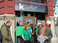 PAH exige a Kutxabank que suspenda el desahucio de Loredo