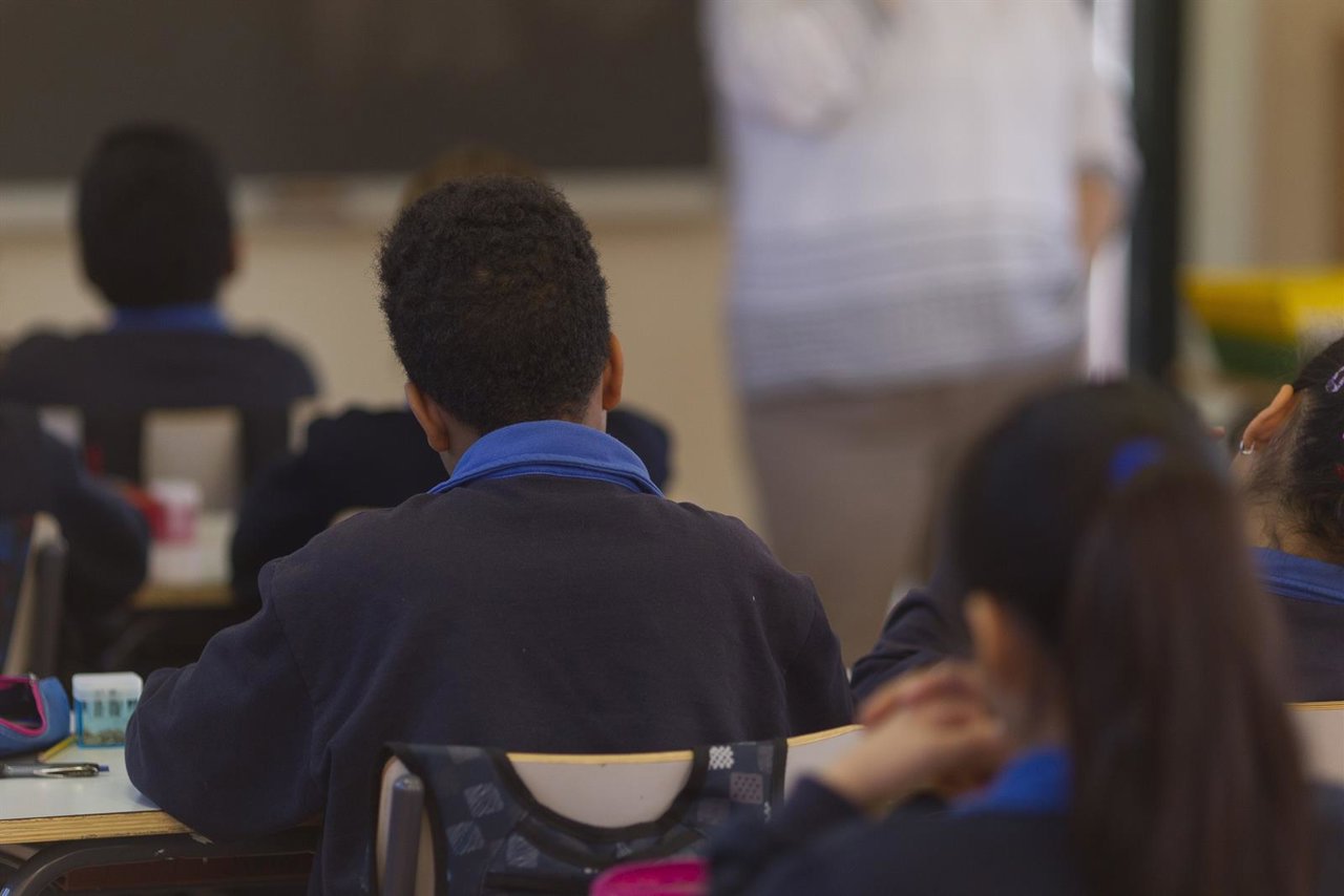 Colegio, escuela, aula, primaria, clase, niño, niña, niños, estudiando, estudiar