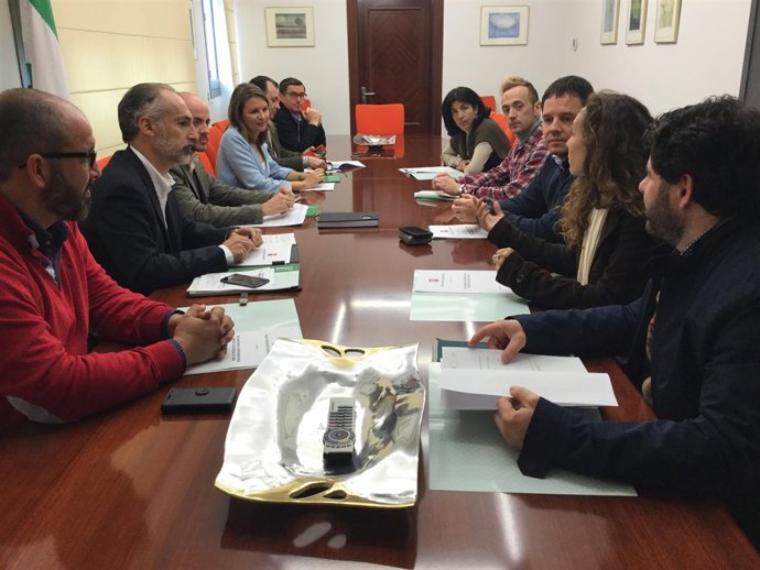 Entrega de protocolos de emergencia a centros de menores