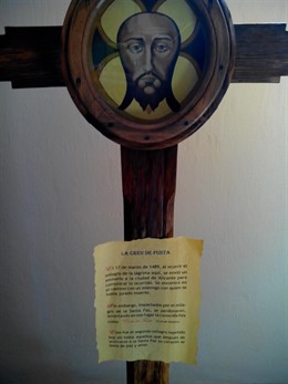La Creu de Fusta, con  la Santa Faz, en el Monasterio donde se custodia