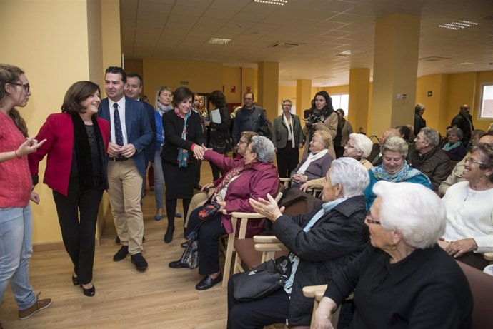 La consejera de Igualdad y Políticas Sociales con mayores en Maracena