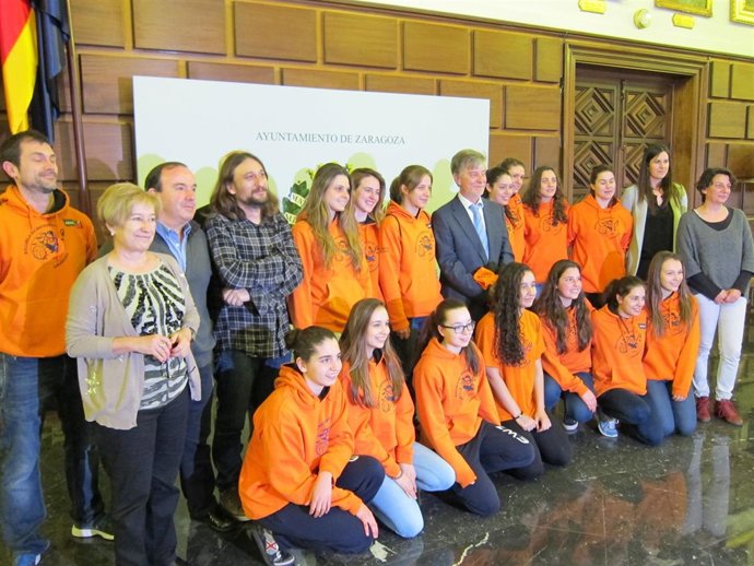 Santisteve y concejales con el eqiupo femenino del Club Waterpolo Zaragoza 