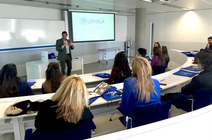 El adjunto al rector de Loyola, Francisco Pérez Fresquet, con alumnos y docentes