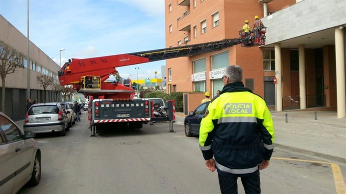 Herido un niño al desprenderse una baldosa de un edificio en Blanes