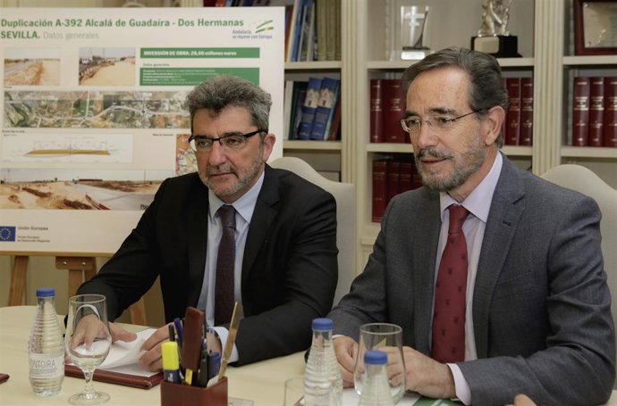 El alcalde de Alcalá, Antonio Gutiérrez, y el consejero de Fomento, Felipe López