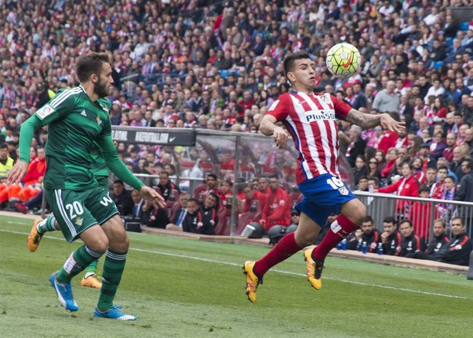 Correa (Atletico de Madrid) en presencia de Pezzella (Betis)