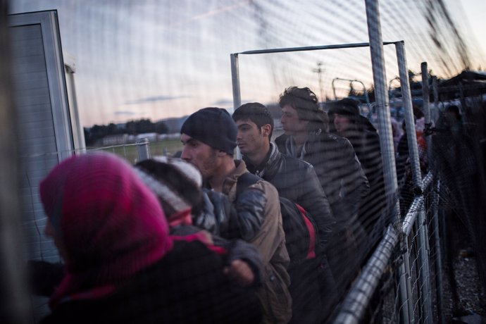 Refugiados llegan a un centro de acogida de Idomeni, en Grecia