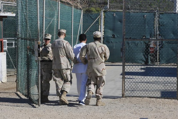 Marines de Estados Unidos escoltando a un detenido en Guantánamo