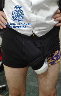 Imagen del detenido portando droga en la zona genital