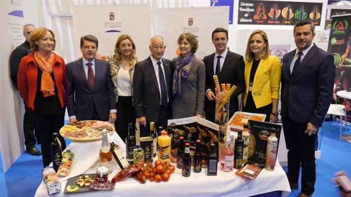 La ministra Tejerina ha destacado los productos agroaliementarios de Almería.