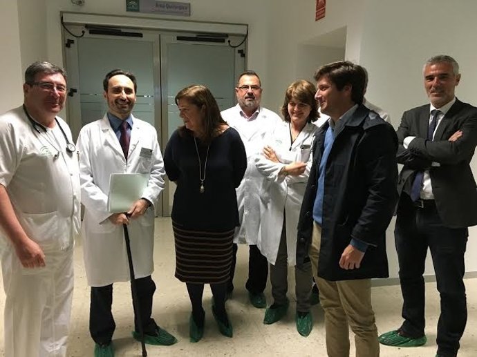 Carmen Céspedes y Guillermo García Longoria (PP) en el hospital Infanta Elena.