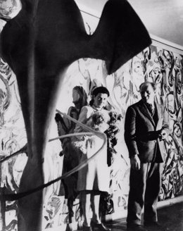 Peggy Guggenheim y Jackson Pollock frente a Mural 