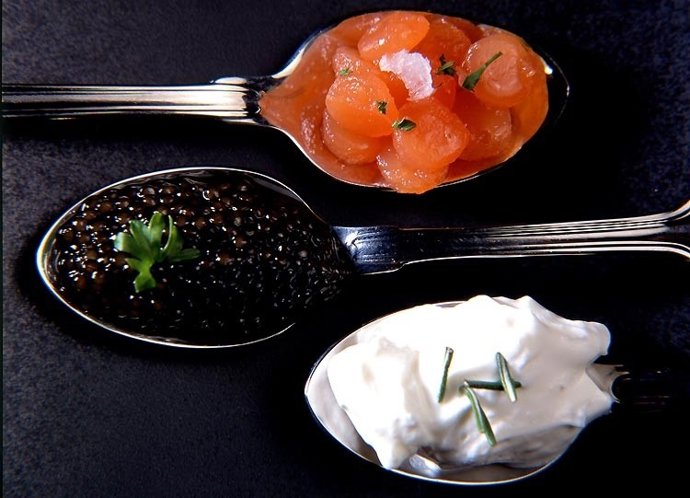 cucharas con delicatessen.