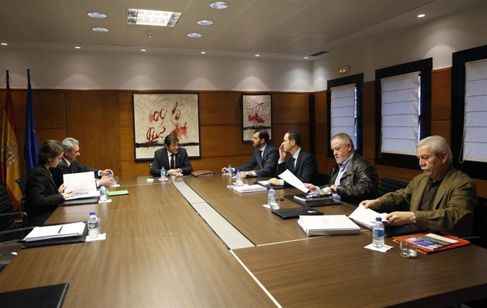 Javier Fernández, junto a otros dirigentes.