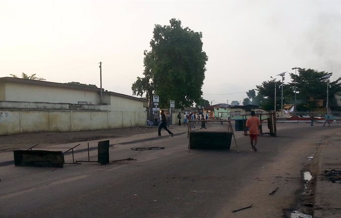 Manifestantes de la oposición durante los disturbios en Brazzaville
