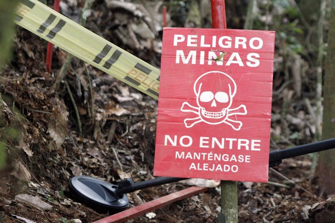Señal de advertencia por minas antipersona en Colombia