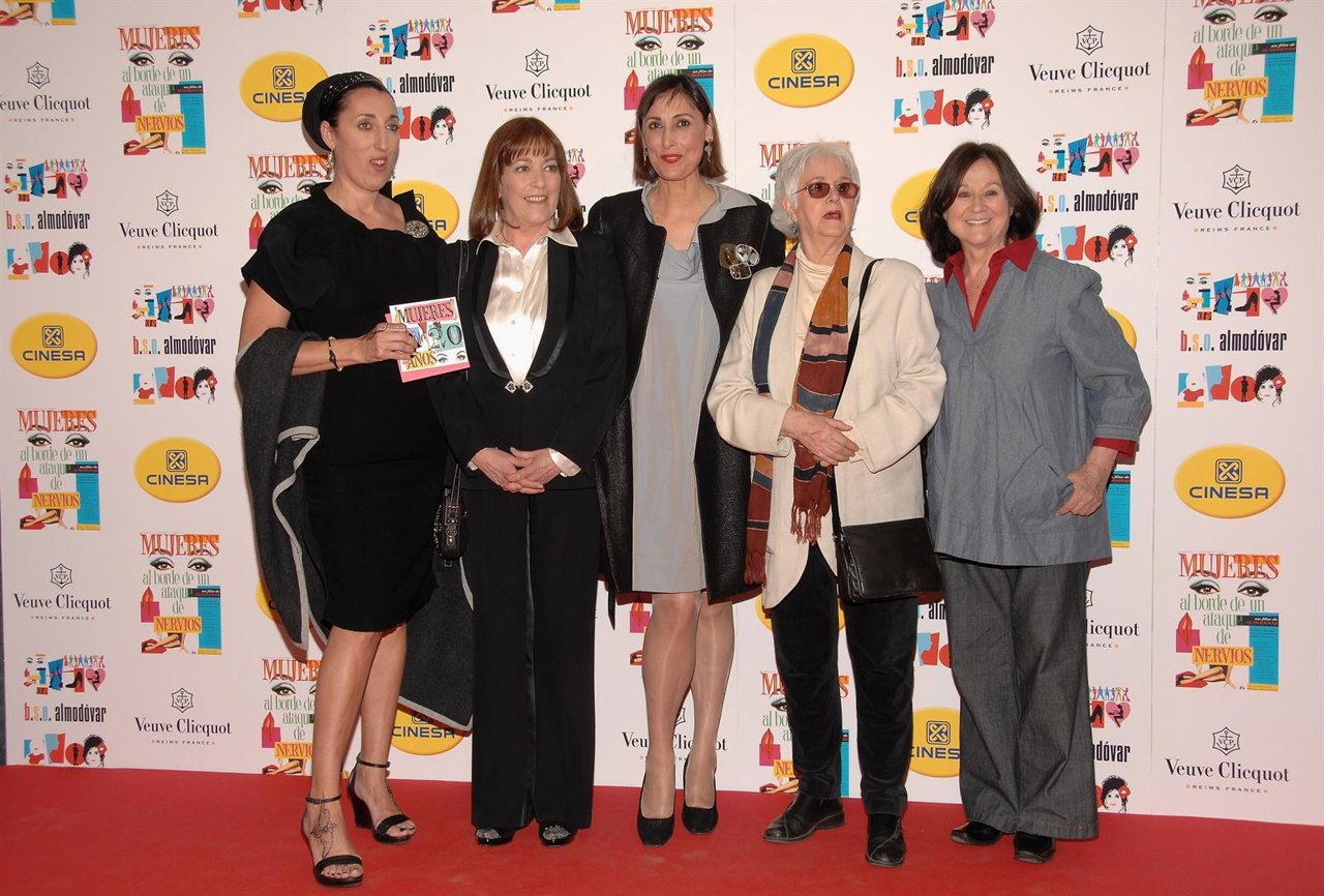 Chus Lampreave con algunas de las actrices de Almodóvar