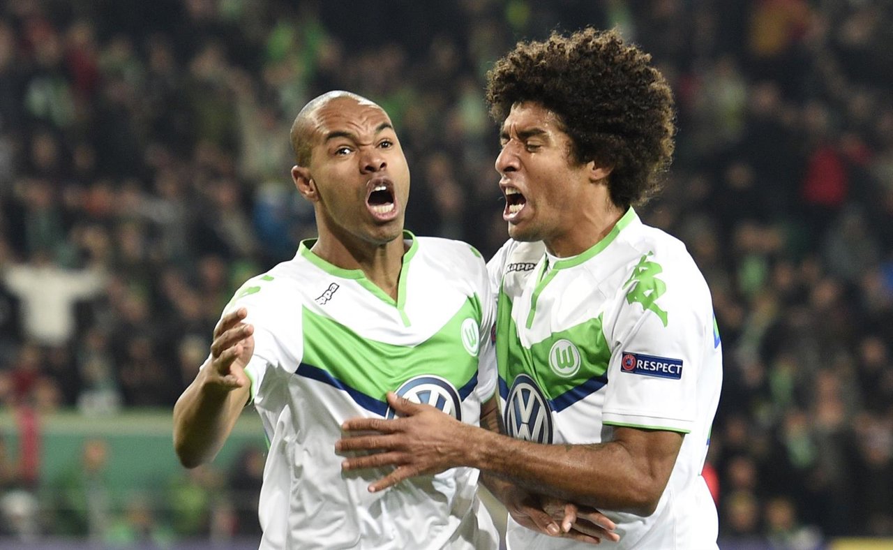 Naldo y Dante celebran un gol con el Wolfsburgo