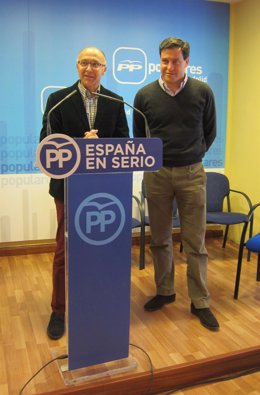 Ramiro Ruiz Medrano (izq) y Raúl de la Hoz en rueda de prensa