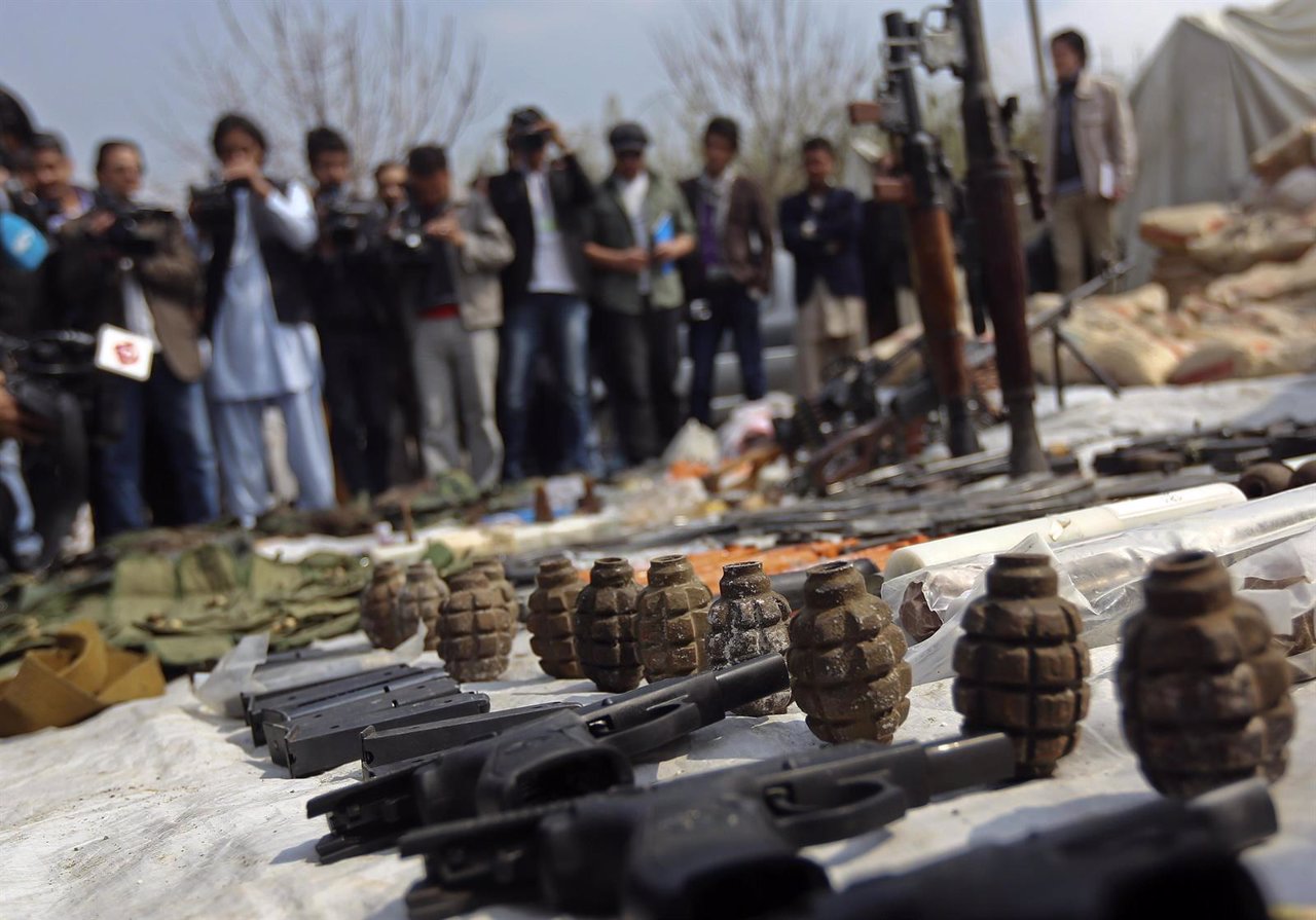 Armamento, explosivos requisados en Kabul, Afganistán