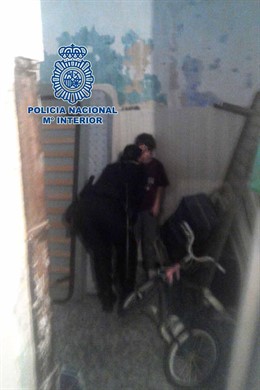 Una agente dialoga con el pequeño recién liberado