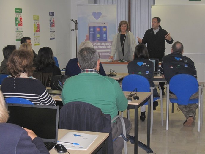 De la Torre y Vega en el encuentro con mayores.