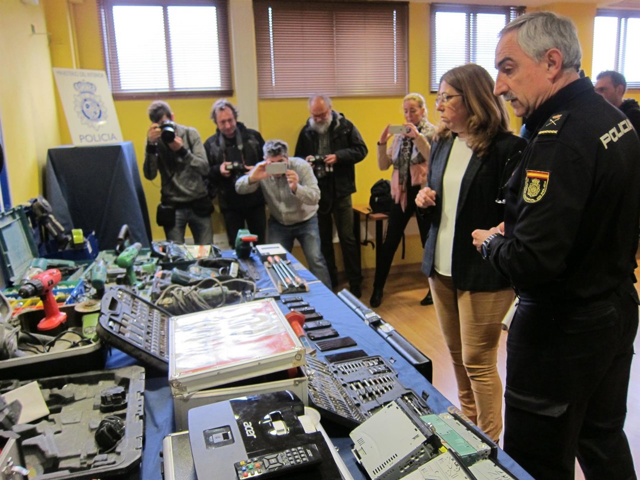 Carmen Alba y Daniel Rodríguez junto a material incautado en la operación