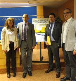 Herrero y Pascual (en el centro), junto a los diputados provinciales en la DPZ