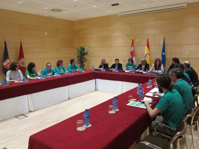 Reunión de la Plataforma por la Escuela Pública con los grupos en las Cortes