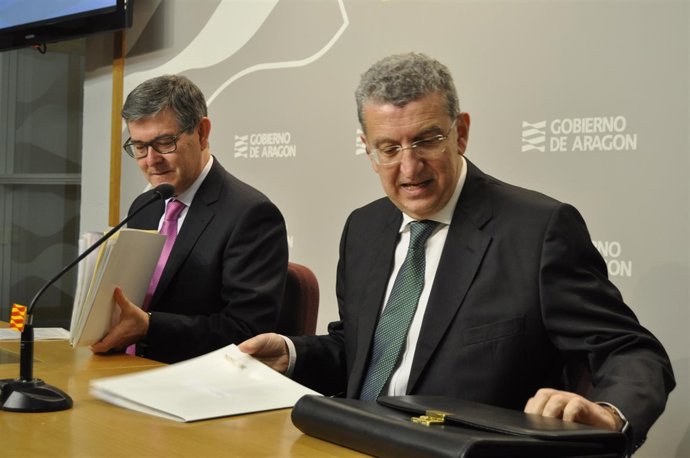 Los consejeros de Presidencia, Vicente Guillén, y Sanidad, Sebastián Celaya.