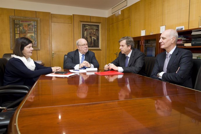 Reunión de Sota con representantes del Banco Santander 