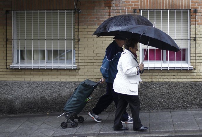 Gente con paraguas bajo la lluvia.