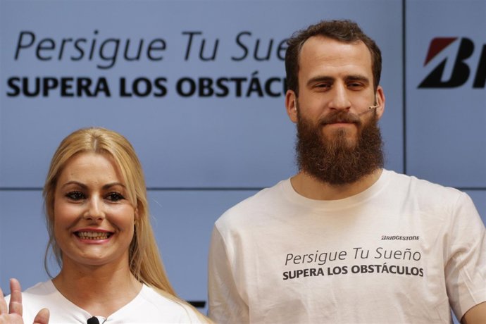 Lidia Valentín y Sergio Rodríguez en un acto de Bridgestone