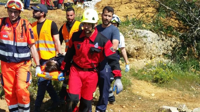 Efectivos de Protección Civil de Almería, participando en el simulacro sísmico.