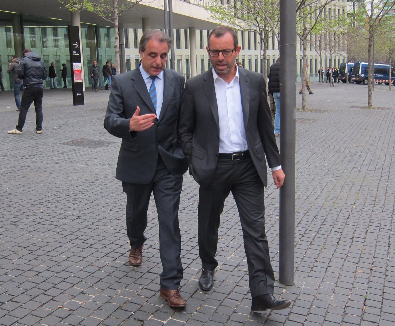 El abogado Pau Molins acompaña a Sandro Rosell a la ciudad de la justicia