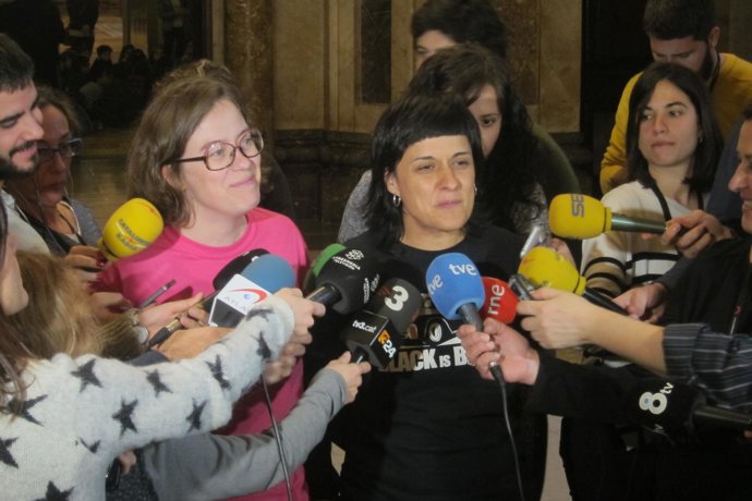 Las diputadas de la CUP Eulàlia Reguant y Anna Gabriel 