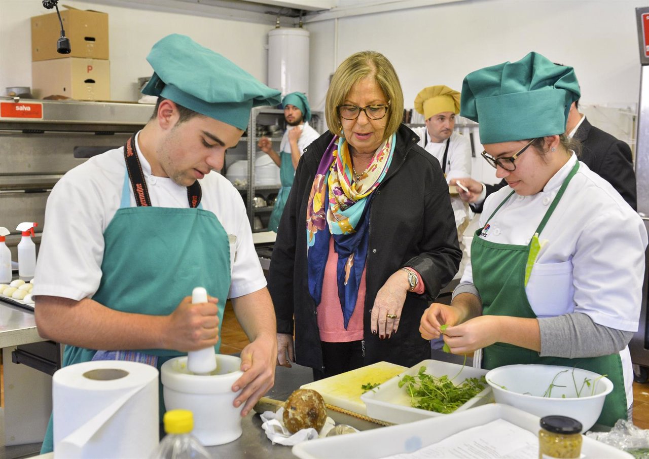 La consejera andaluza de Educación, Adelaida de la Calle, en su visita a un IES