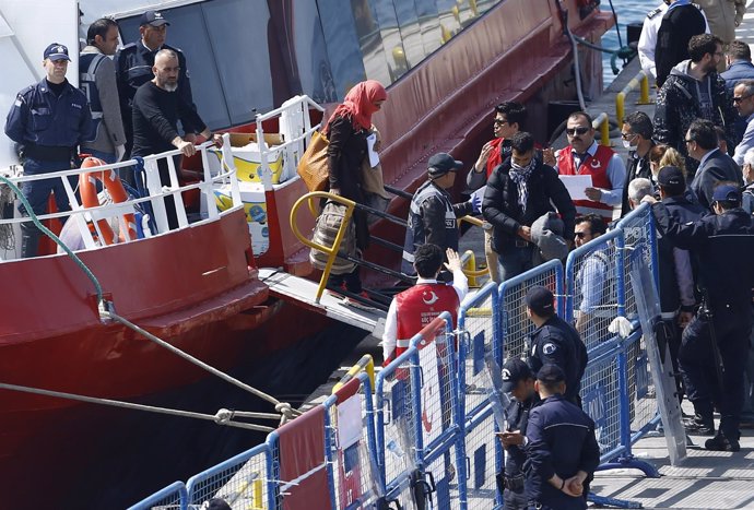 Refugiados trasladados a la ciudad turca de Dikili