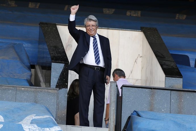 Enrique Cerezo saludando a la aficion 