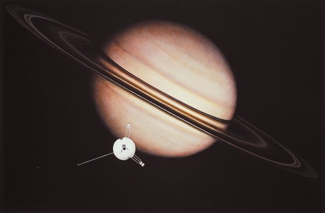 Superposición artística de la nave sobre una imagen real que obtuvo de Saturno