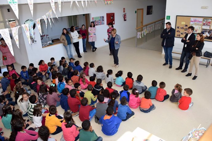 Cordero recaba ideas para el parque infantil de Pueblonuevo de Miramontes